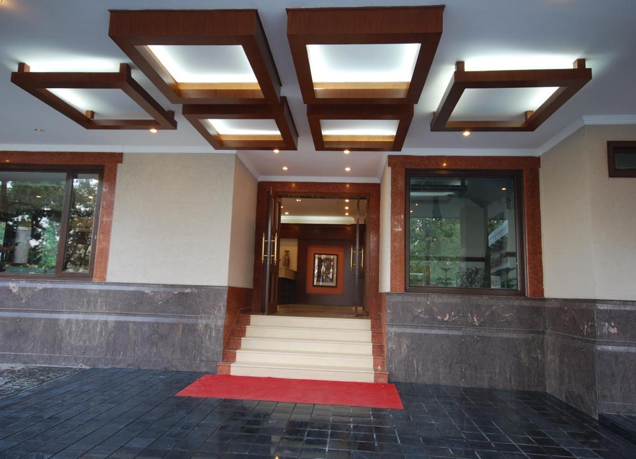 Madhuban Sarovar Portico 무소리에 외부 사진