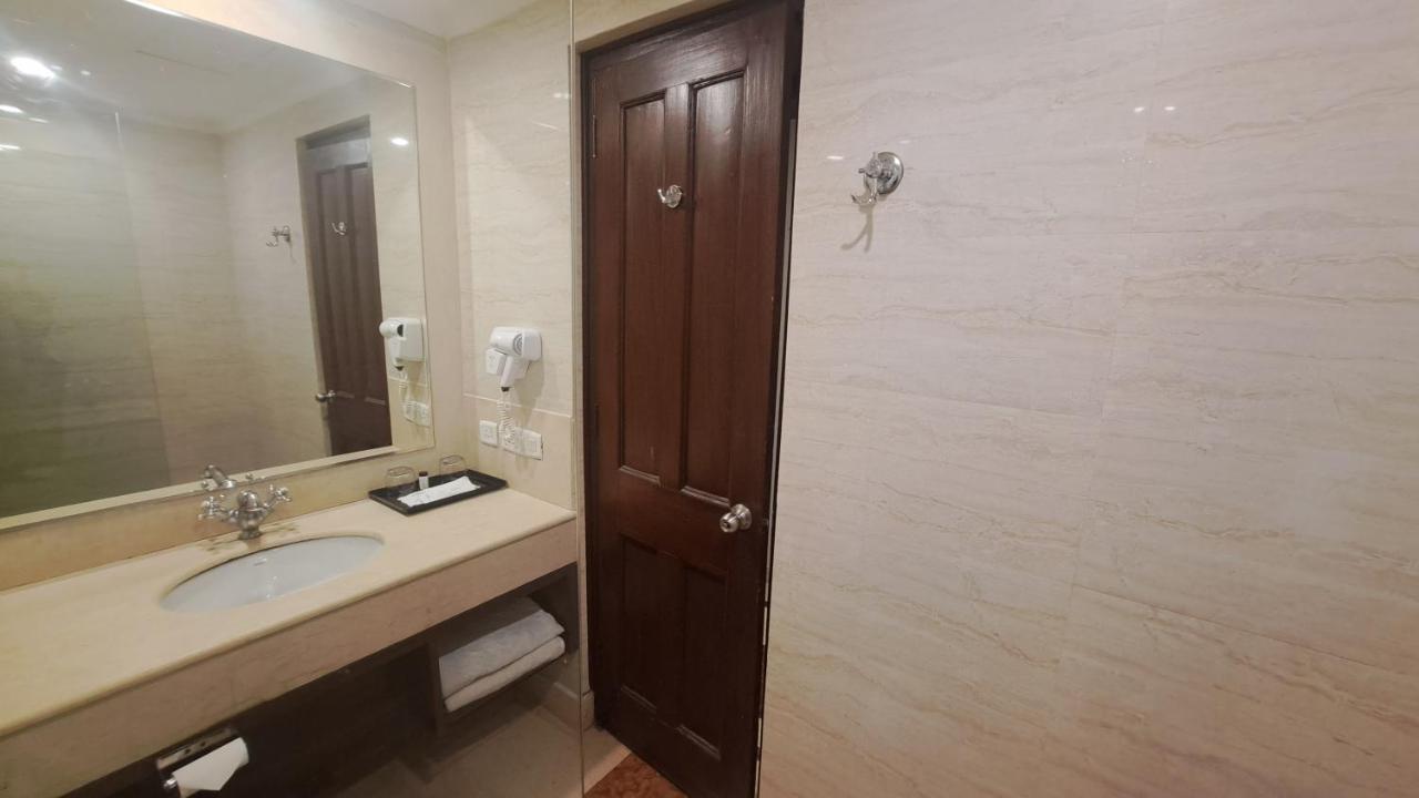 Madhuban Sarovar Portico 무소리에 외부 사진